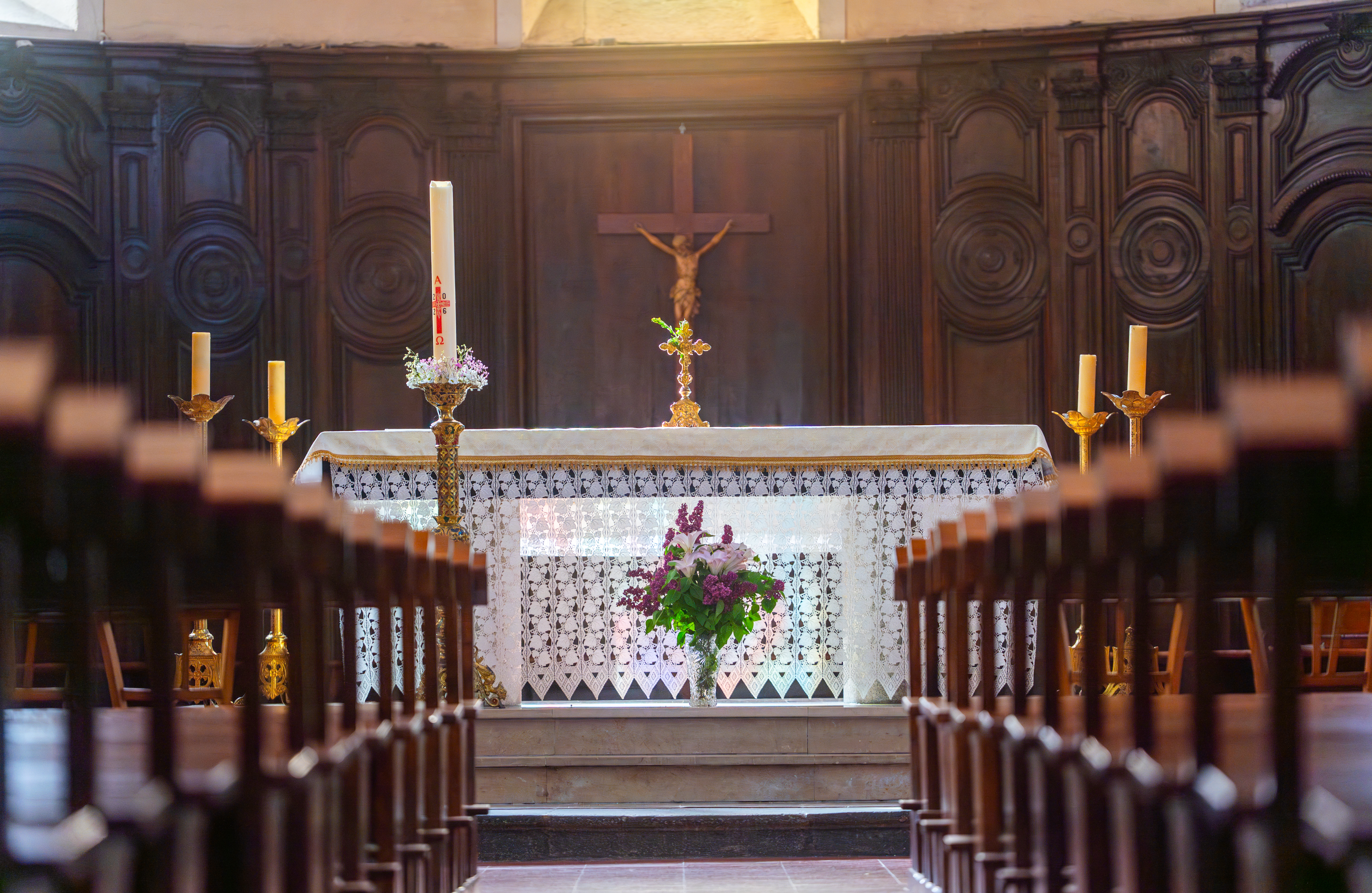 Autel de l'église avec cierge pascal et fleurs